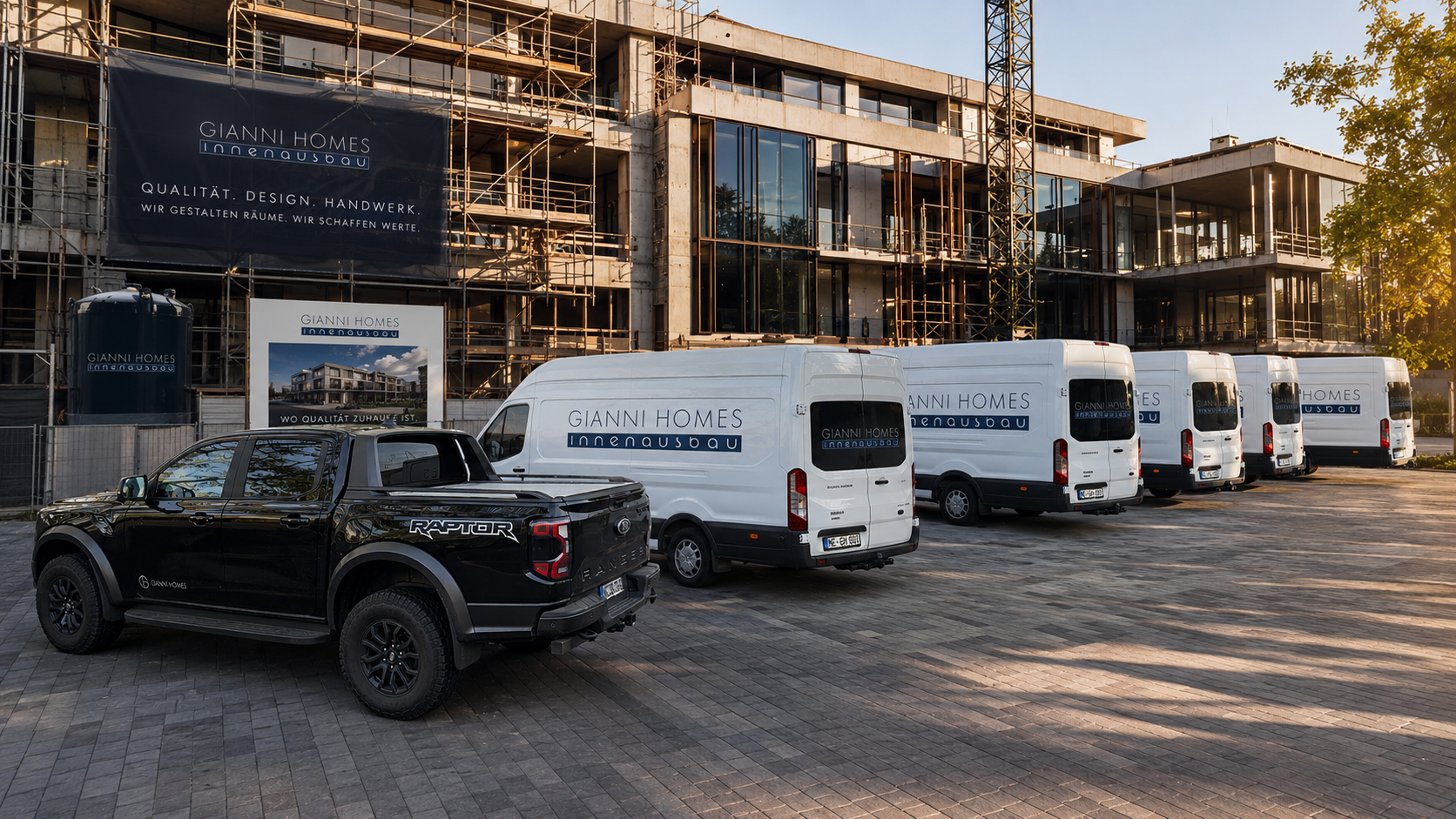 Gianni Homes Fahrzeugflotte vor Bauprojekt