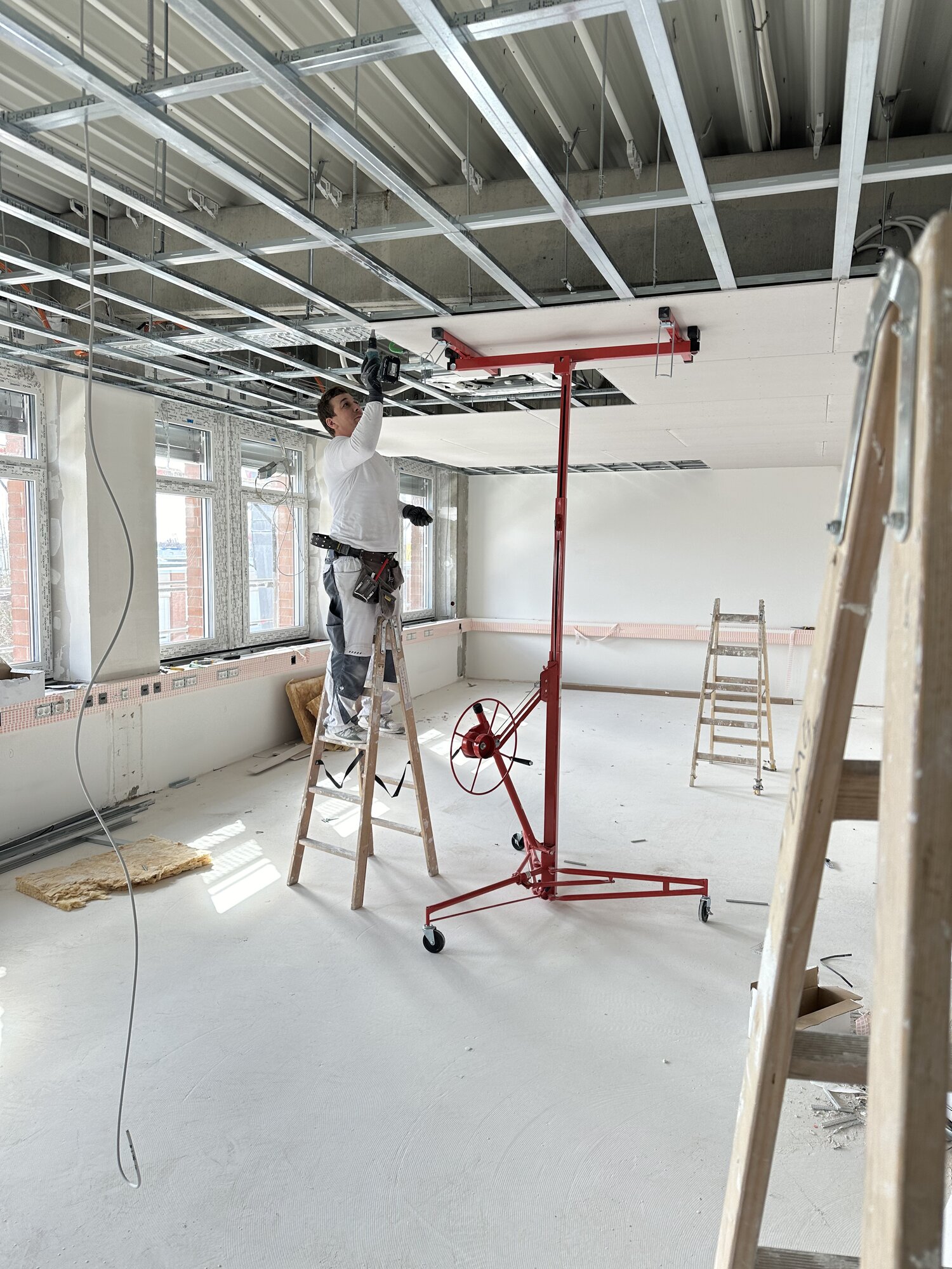 Trockenbauarbeiten in einem 4-stöckigen Bürogebäude – Bild 9